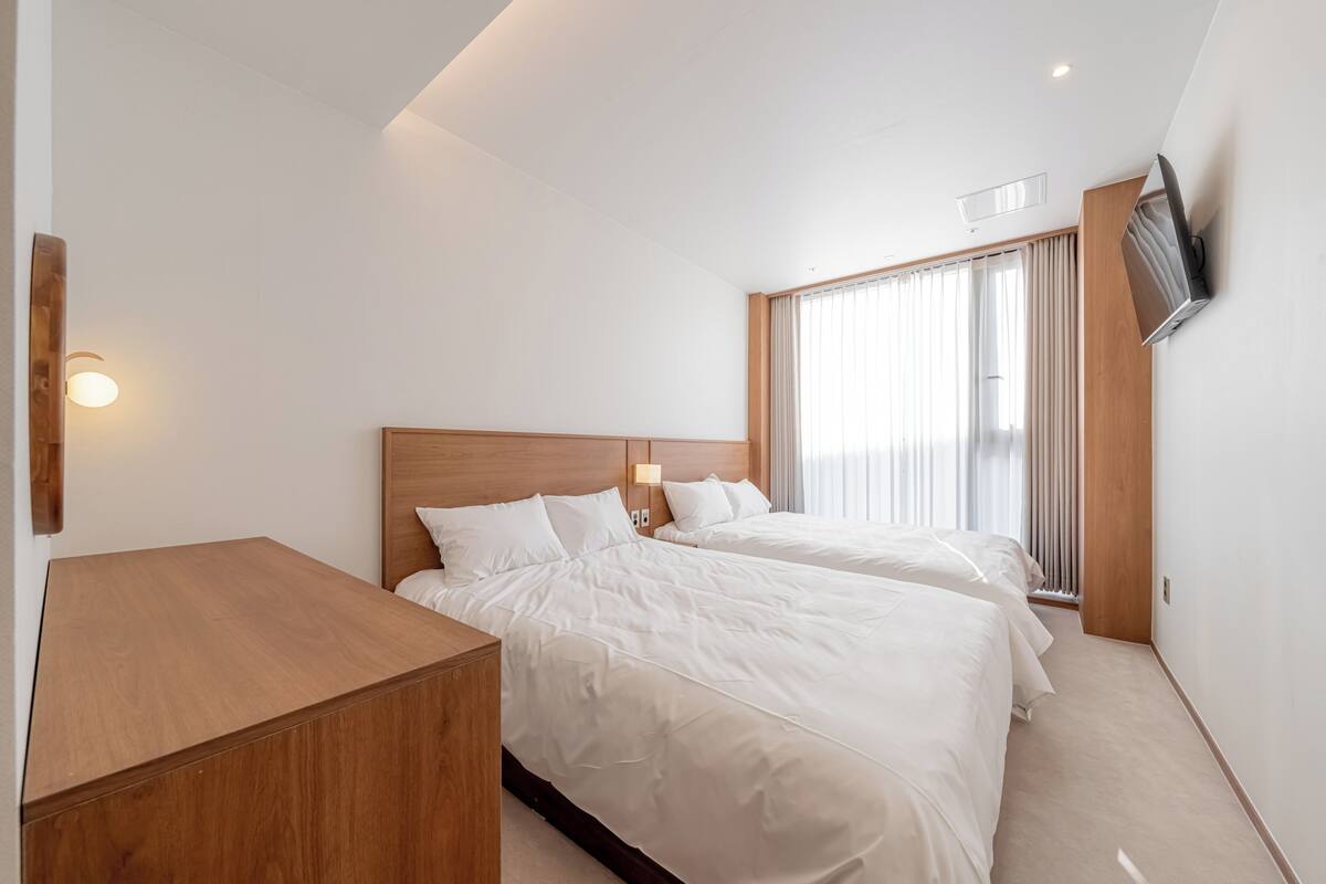 Habitación familiar con 1 cama matrimonial o 2 individuales, 2 camas Queen size (204) | Escritorio, espacio para trabajar con laptop y wifi gratis
