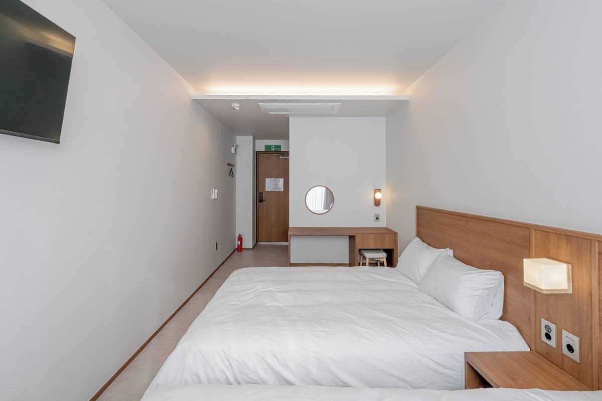 Habitación familiar con 1 cama matrimonial o 2 individuales, 2 camas Queen size (205) | Escritorio, espacio para trabajar con laptop y wifi gratis