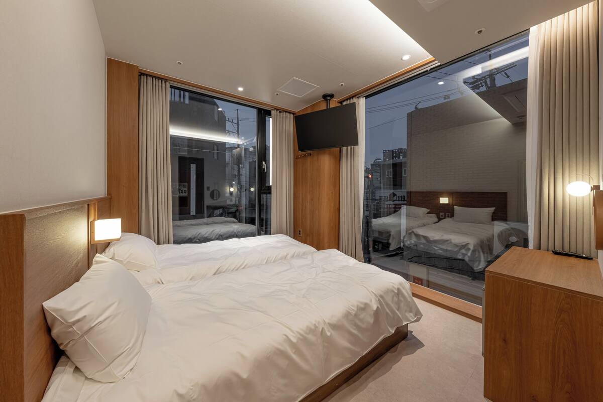 Habitación básica con 2 camas individuales, 2 camas individuales, vista a la ciudad (201) | Escritorio, espacio para trabajar con laptop y wifi gratis