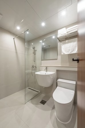 Family Double or Twin Room, Non Smoking, City View | Bathroom - VIVA STAY JONGNO&DDP (Seoul)