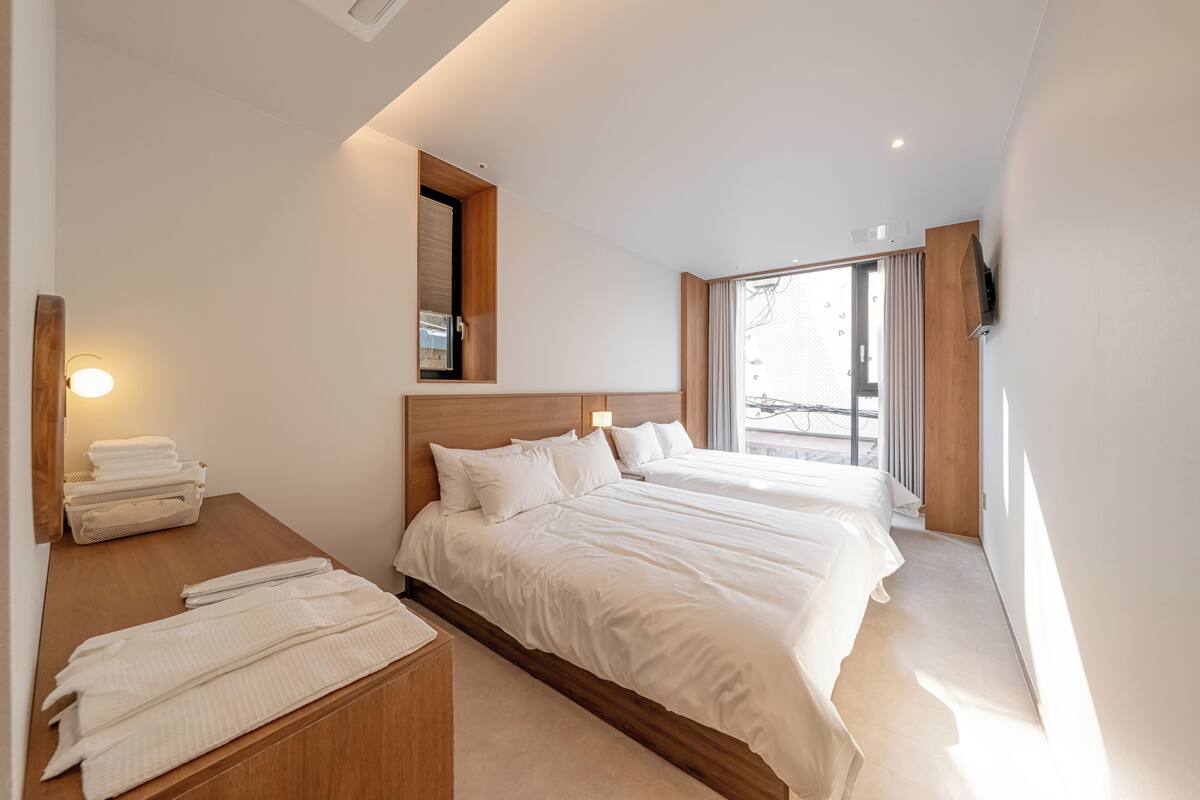 Habitación Deluxe con 1 cama matrimonial o 2 individuales, 2 camas Queen size, baño privado (206) | Escritorio, espacio para trabajar con laptop y wifi gratis
