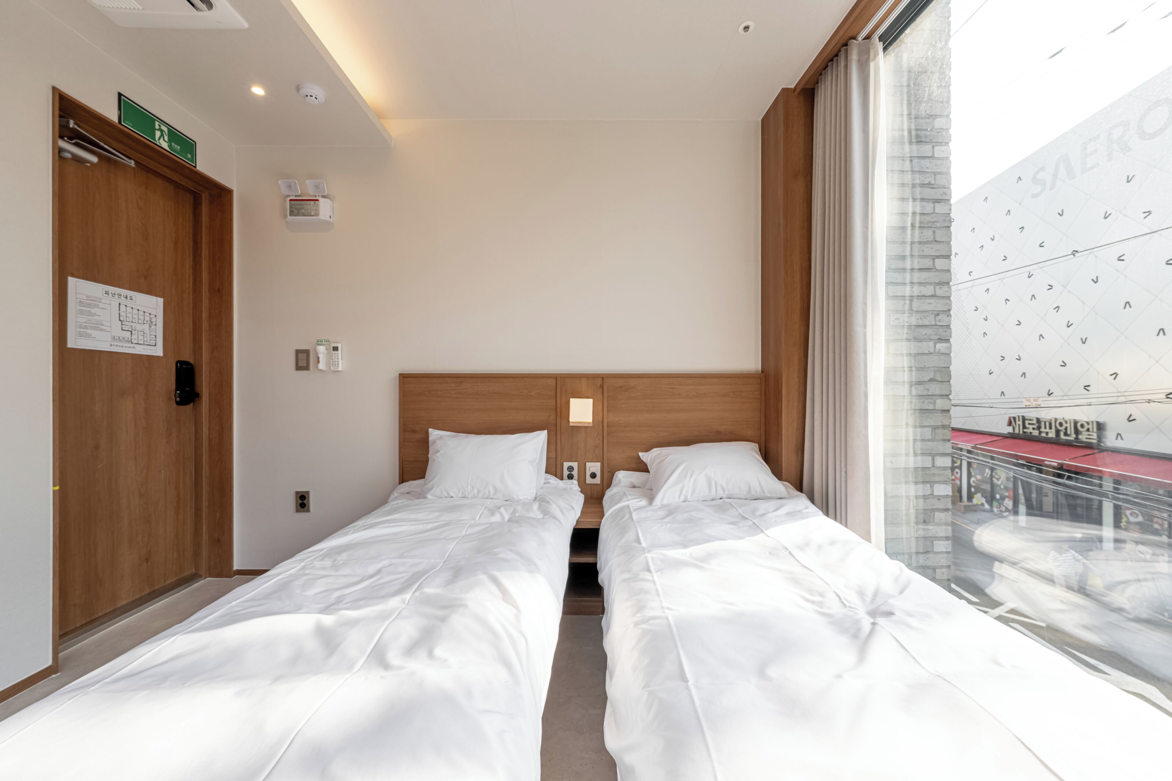 Habitación básica con 2 camas individuales, 2 camas individuales, vista a la ciudad (201) | Escritorio, espacio para trabajar con laptop y wifi gratis 
