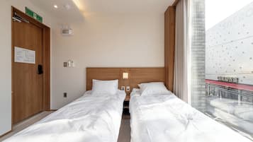 Habitación básica con 2 camas individuales, 2 camas individuales, vista a la ciudad (201) | Escritorio, espacio para trabajar con laptop y wifi gratis
