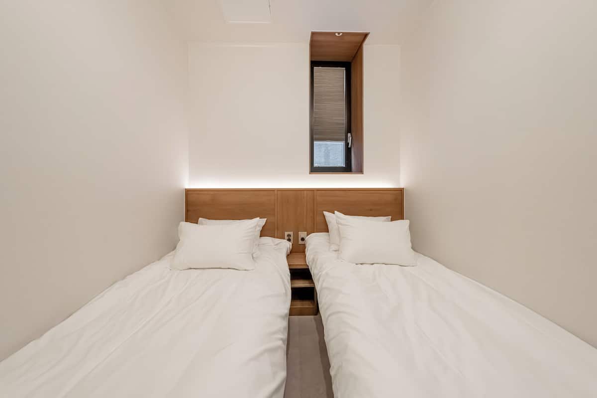 Habitación estándar con 1 cama matrimonial o 2 individuales, 2 camas individuales (207) | Escritorio, espacio para trabajar con laptop y wifi gratis