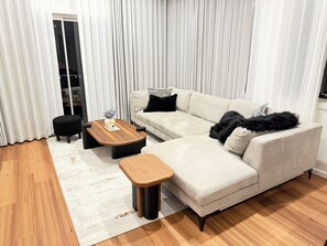 Living area - Luxury Lenah Valley Retreat, Minutes to MONA & CBD (Lenah Valley)