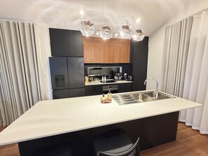 Private kitchen - Luxury Lenah Valley Retreat, Minutes to MONA & CBD (Lenah Valley)