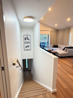 Interior - Luxury Lenah Valley Retreat, Minutes to MONA & CBD (Lenah Valley)