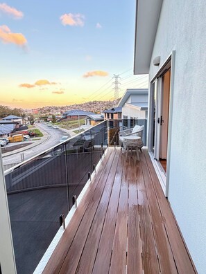 Terrace/patio - Luxury Lenah Valley Retreat, Minutes to MONA & CBD (Lenah Valley)