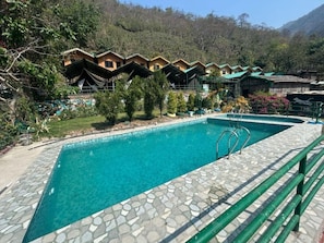 Una piscina al aire libre