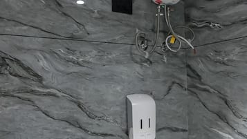 Buồng tắm vòi sen, khăn tắm, xà phòng, dầu gội