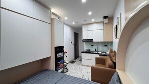 ห้องดับเบิล, ระเบียง, วิวเมือง | Wi-Fi ฟรี, ผ้าปูที่นอน
