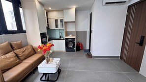 ห้องดีลักซ์, ระเบียง, วิวเมือง | บริเวณนั่งเล่น