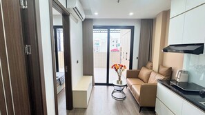 Un apartamento moderno con kitchenette, sofá y zona de comedor.
