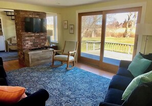 Living area - Private getaway by Skaket Beach (Orleans)