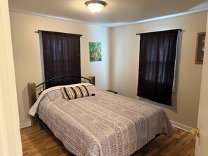 Bed sheets - Lovely 2-bedroom house with fire pit and park access (Laurel)
