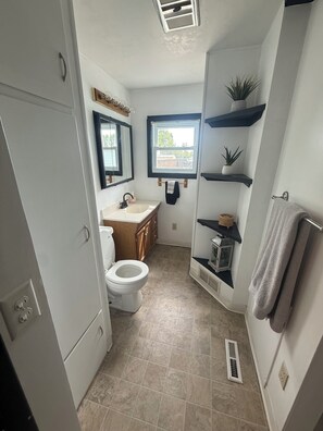 Towels, soap, toilet paper - Lovely 2-bedroom house with fire pit and park access (Laurel)