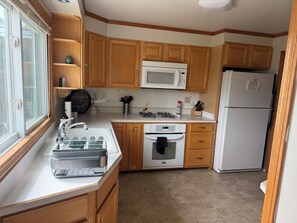 Private kitchen - Lovely 2-bedroom house with fire pit and park access (Laurel)