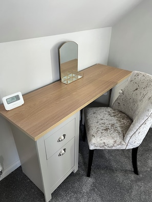 A corner desk with a mirror, a clock, and a chair. - Luxury Clifftop Beach House: Panoramic Sea Views, FREE Hot Tub & Games Room (Cayton Bay)