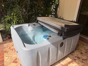 Bañera de hidromasaje al aire libre