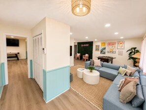 Ein modernes Wohnzimmer mit Sofa, Couchtisch und Wandbildern.