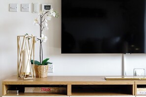Eine Holzunterhaltungskonsole mit einem flachbildfernseher darüber.