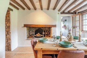 Dining - 1641 Historic Farmhouse, Sleeps 16 · Bath/Bristol (Keynsham)
