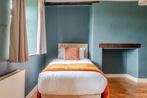 Room - 1641 Historic Farmhouse, Sleeps 16 · Bath/Bristol (Keynsham)
