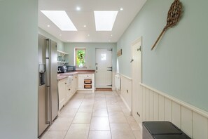 Private kitchen - 1641 Historic Farmhouse, Sleeps 16 · Bath/Bristol (Keynsham)