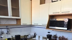 Geladeira, micro-ondas, torradeira, mesas de jantar