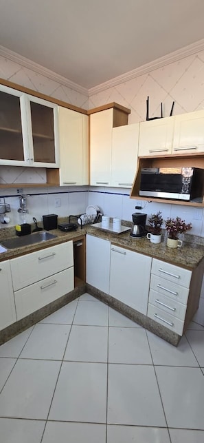 Comfort Double Room, Lanai, City View | Shared kitchen - Downtown Rooftop 375 (Macaé)