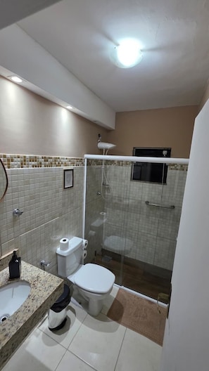 Shower, towels, toilet paper - Downtown Rooftop 375 (Macaé)