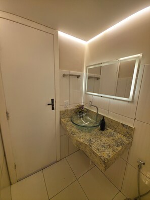 Deluxe-Studiosuite, Bergblick | Badezimmer | Dusche, Handtücher, Toilettenpapier