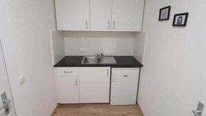 Fridge, stovetop - Compact Apartment on Lendplatz | Self-Check-In (Graz)