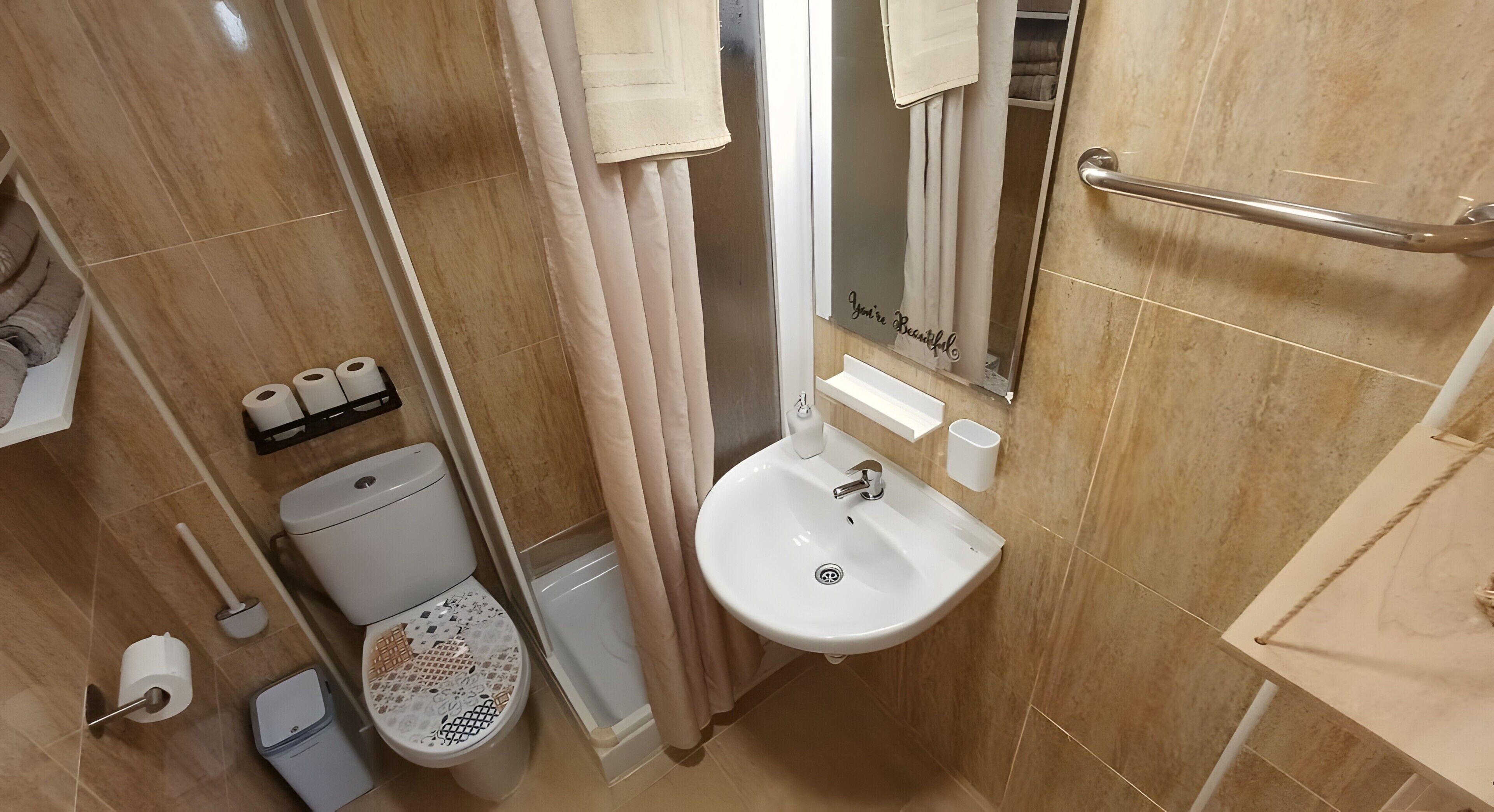 Ducha, secador de pelo y toallas