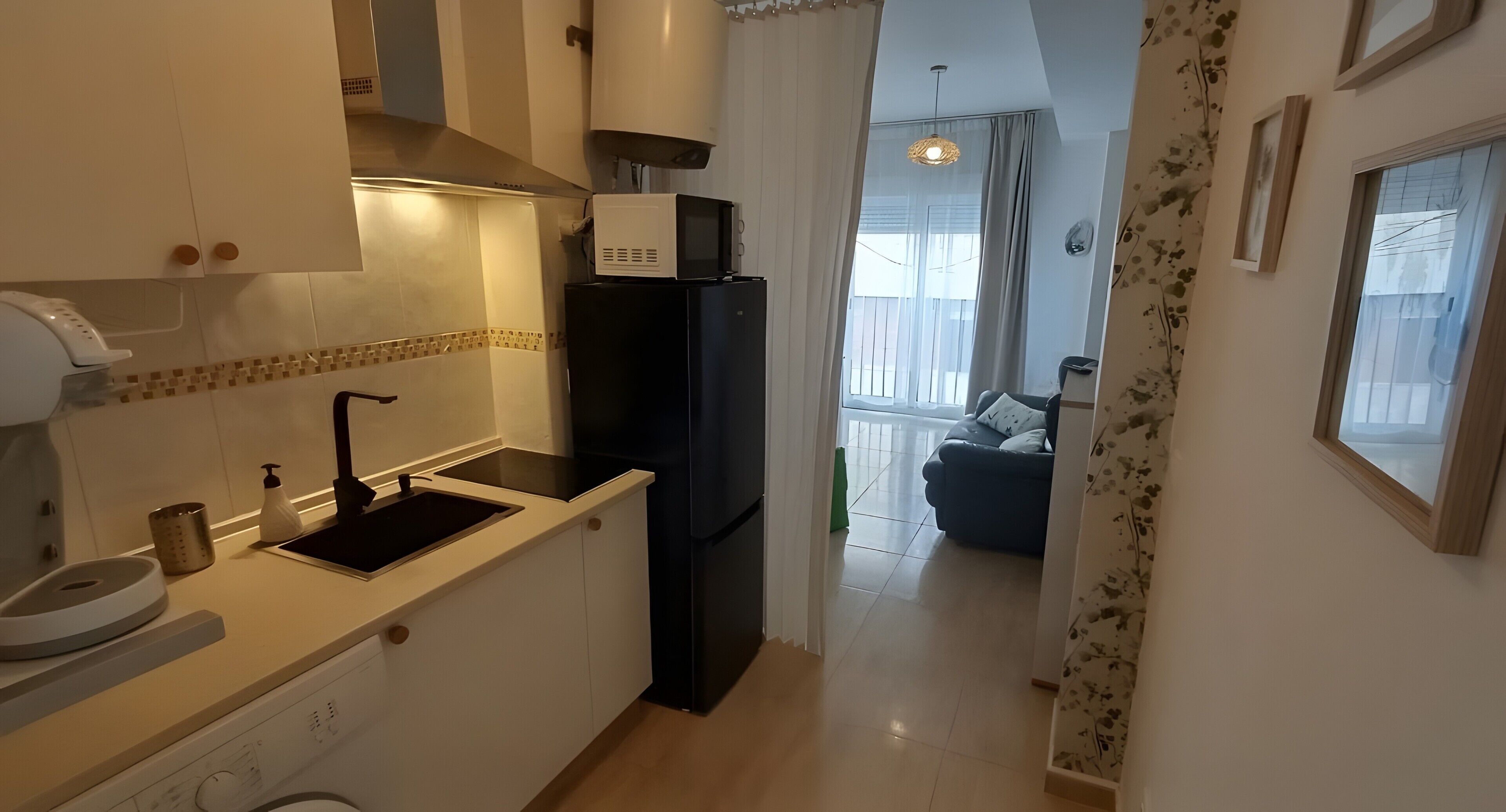 Coffee/tea maker, fridge, microwave, stovetop
