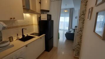 Coffee/tea maker, fridge, microwave, stovetop