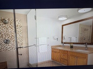 Dusj, hårføner, håndklær og såpe