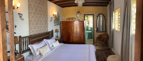 In-room safe, soundproofing, iron/ironing board, free WiFi