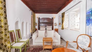 Luxury Double Room | In-room safe, soundproofing, iron/ironing board, WiFi (free)