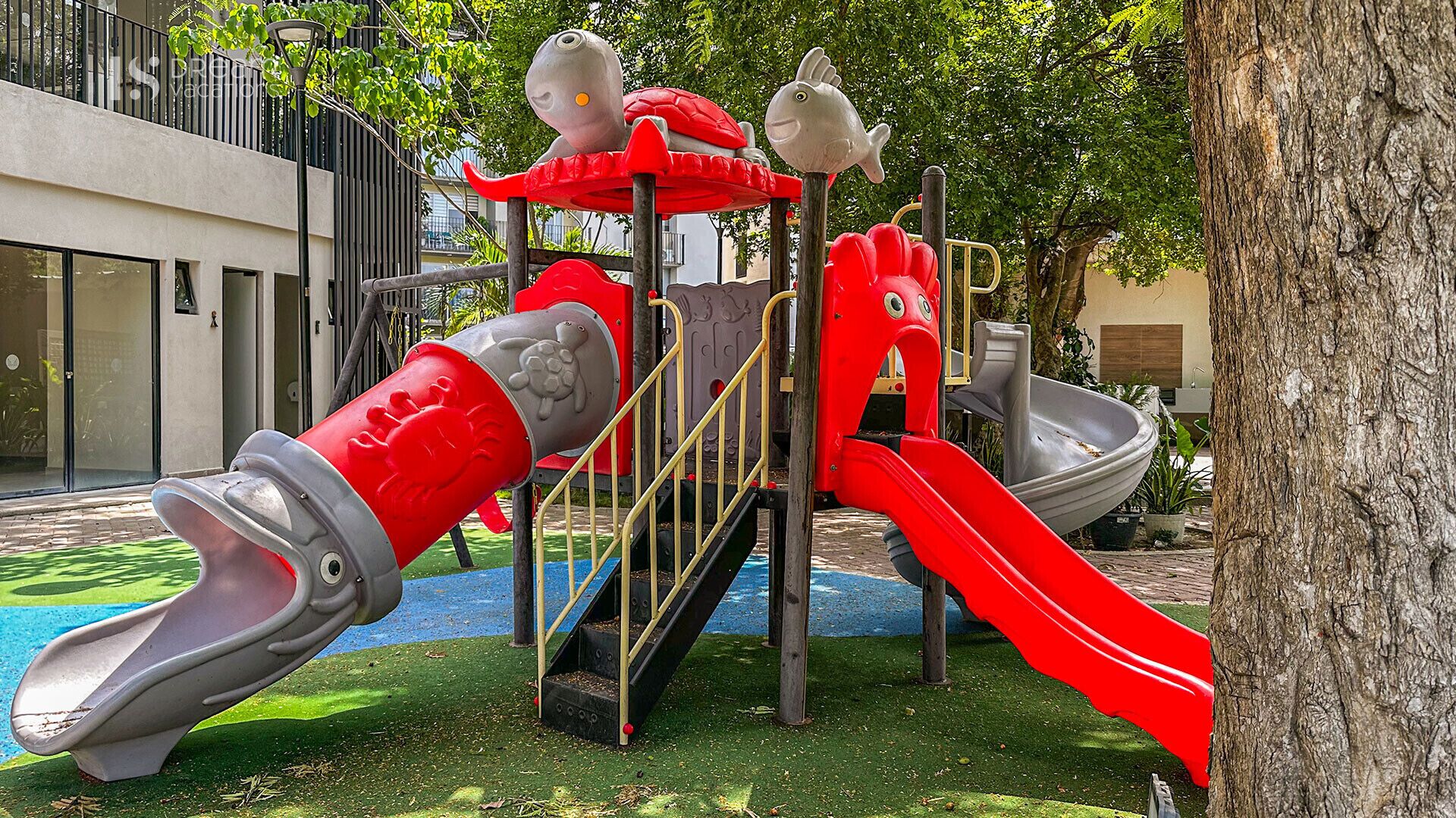 Ein Spielplatz mit Rutschen und Klettergeräten.