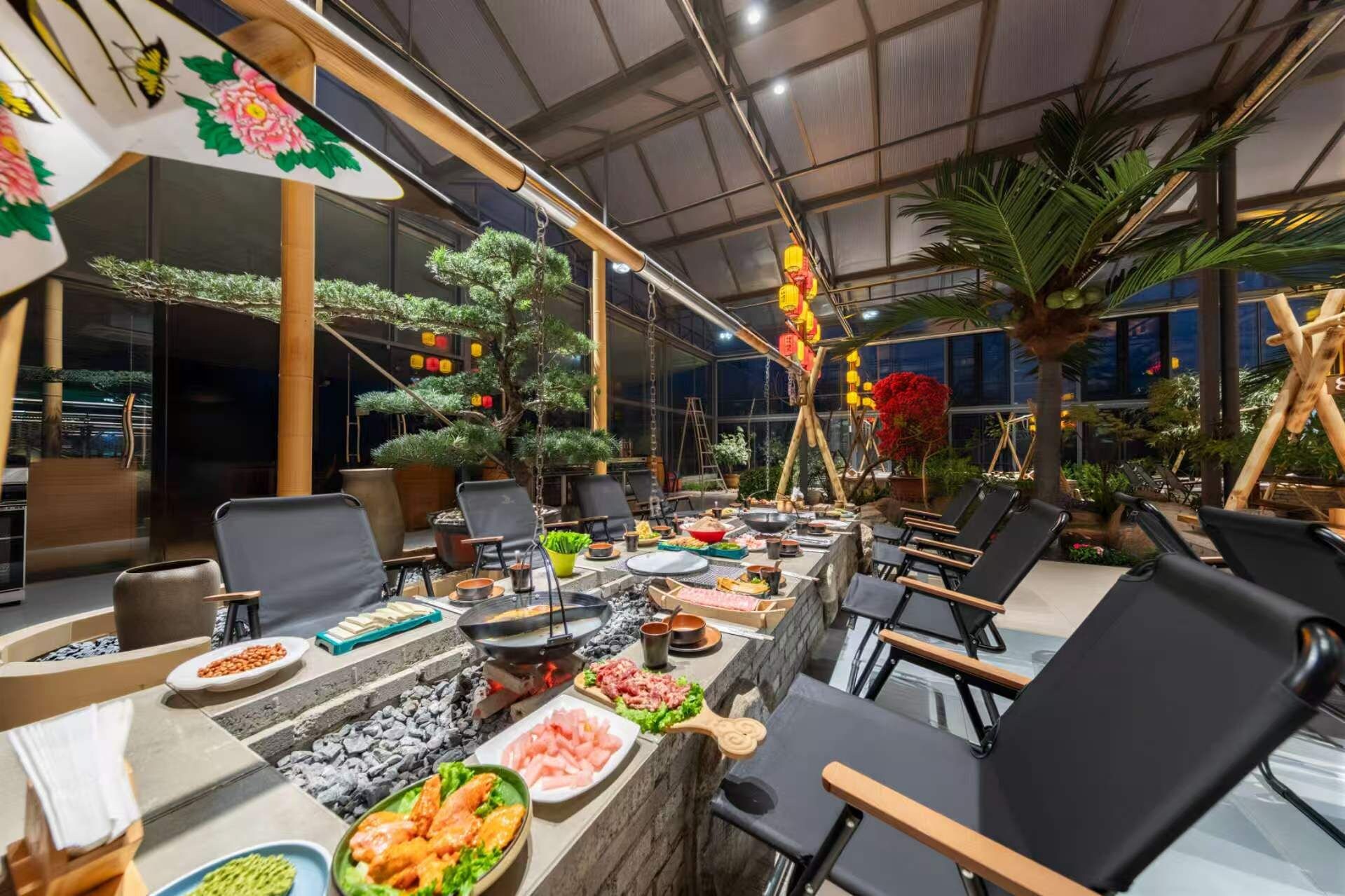 Un comedor interior con una mesa larga, sillas y diversos alimentos.