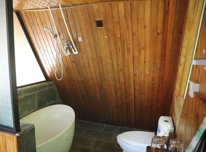 Studio Keluarga, pemandangan halaman | Kamar mandi | Handuk, sabun, sampo, dan tisu toilet