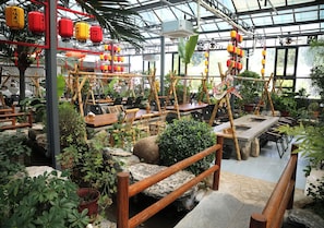 Outdoor dining - Great Wall Vista Estate (Huairou)