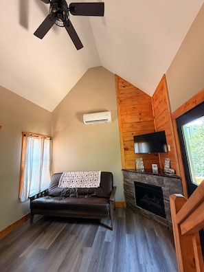 Living area - Cozy Pine 1-bedroom cabin in gorgeous Old Fort with AC (Old Fort)