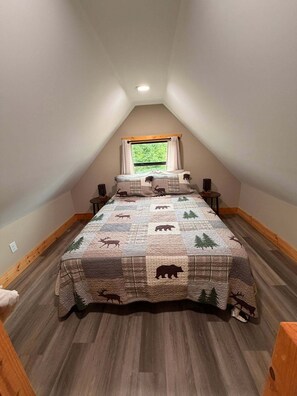 Room - Cozy Pine 1-bedroom cabin in gorgeous Old Fort with AC (Old Fort)