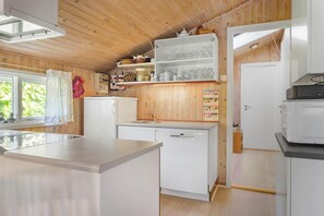 Wasserkocher mit Kaffee-/Teezubehör, Kühlschrank, Mikrowelle, Ofen