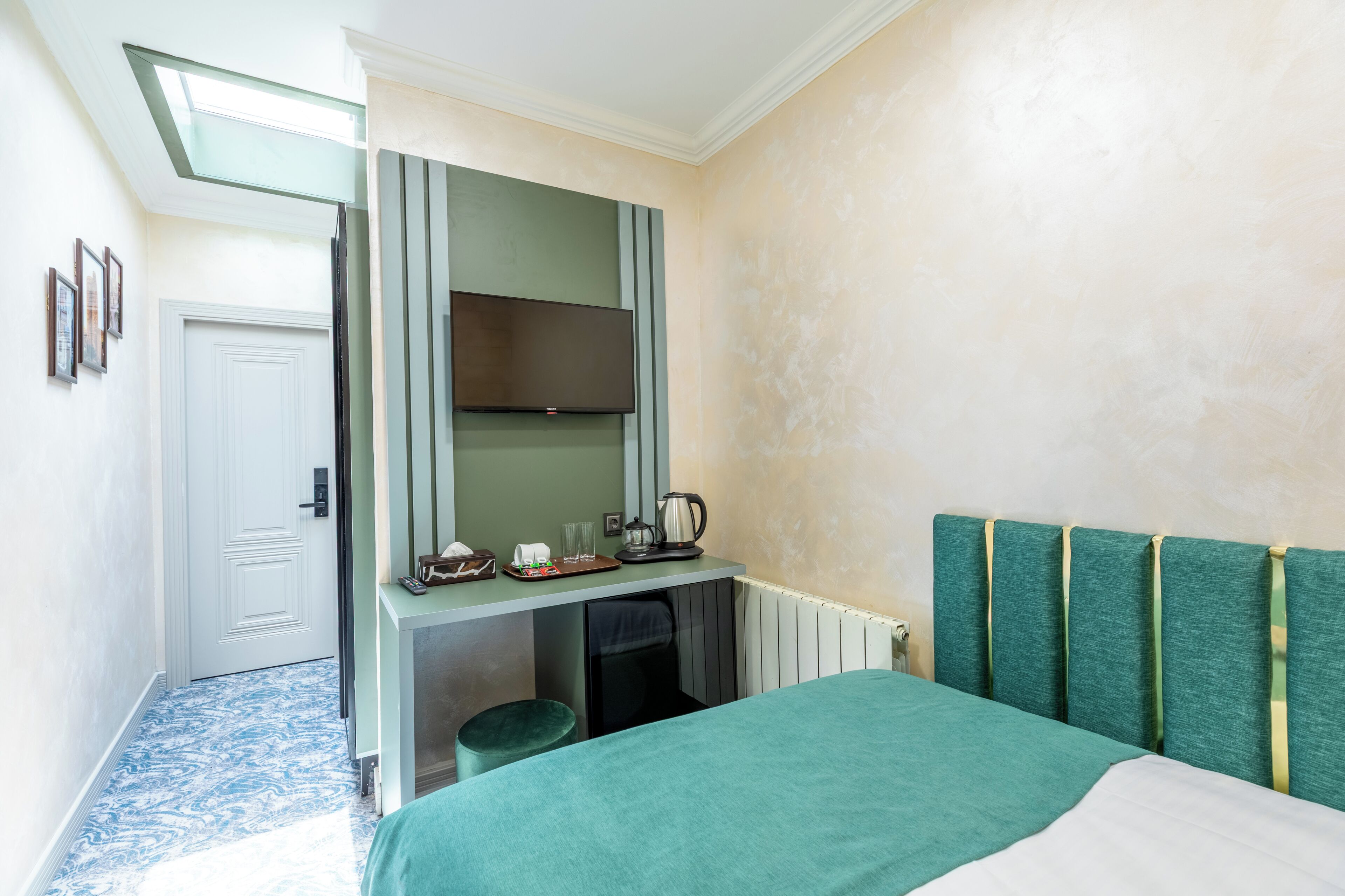 Hypo-allergenic bedding, minibar, in-room safe, desk