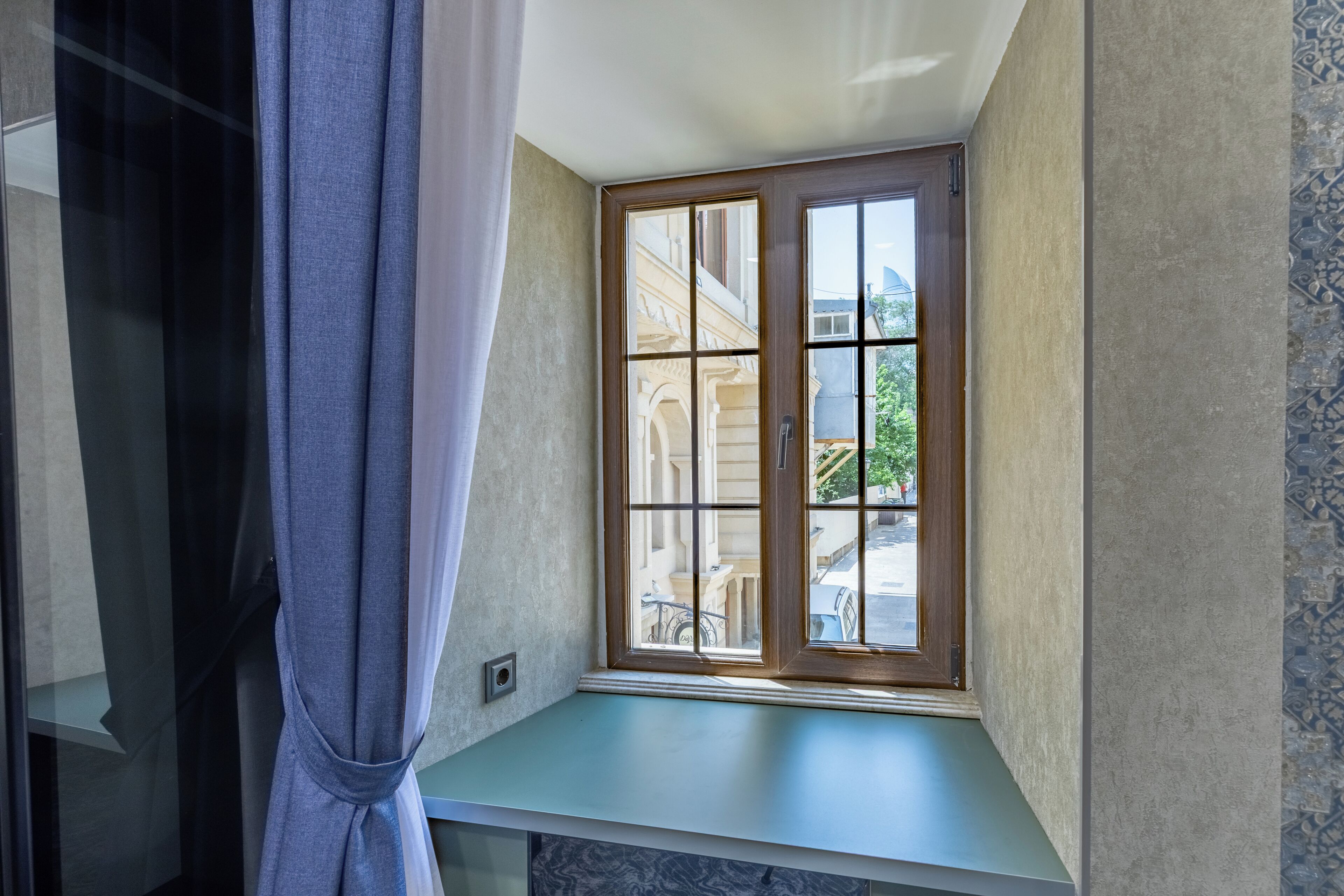 Hypo-allergenic bedding, minibar, in-room safe, desk