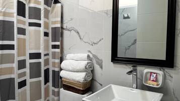 Superior kamer | Badkamer | Een douche, handdoeken, zeep, shampoo