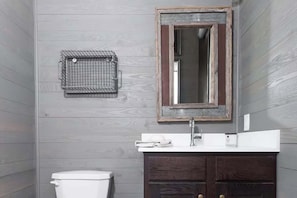 Shower, hair dryer, towels, shampoo - Tiny Homes | Low Country (Richmond)